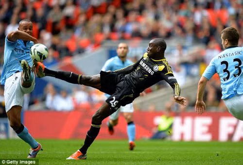 Demba Ba ghi bàn rút ngắn tỷ số xuống 1-2 cho Chelsea. Demba Ba ghi bàn rút ngắn tỷ số xuống 1-2 cho Chelsea