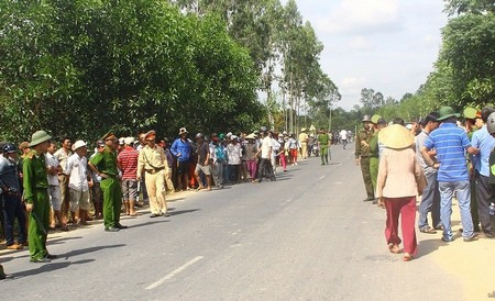 Rất đông người dân địa phương khi nghe tin vụ án kéo đến xem