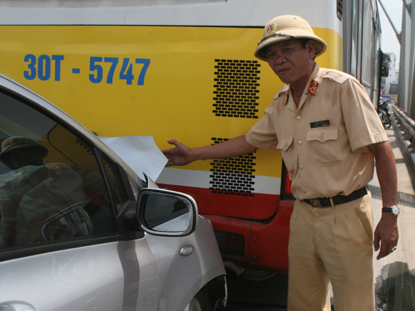 Đầu xe Toyota Yaris dính chặt vào đuôi xe buýt