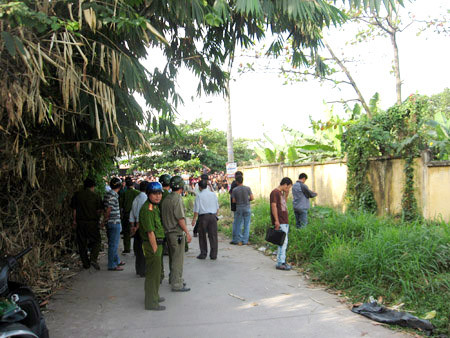 Xác của chị Nhị bị vứt tại mương nước ven đường sau 2 ngày mới được tìm thấy trong tình trạng đang phân hủy