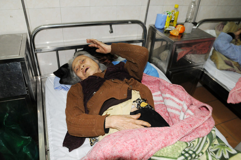 Đã 86 tuổi, phải nằm viện vì bị cháu đánh, cụ Nguyễn Thị Sen đau như đứt ruột