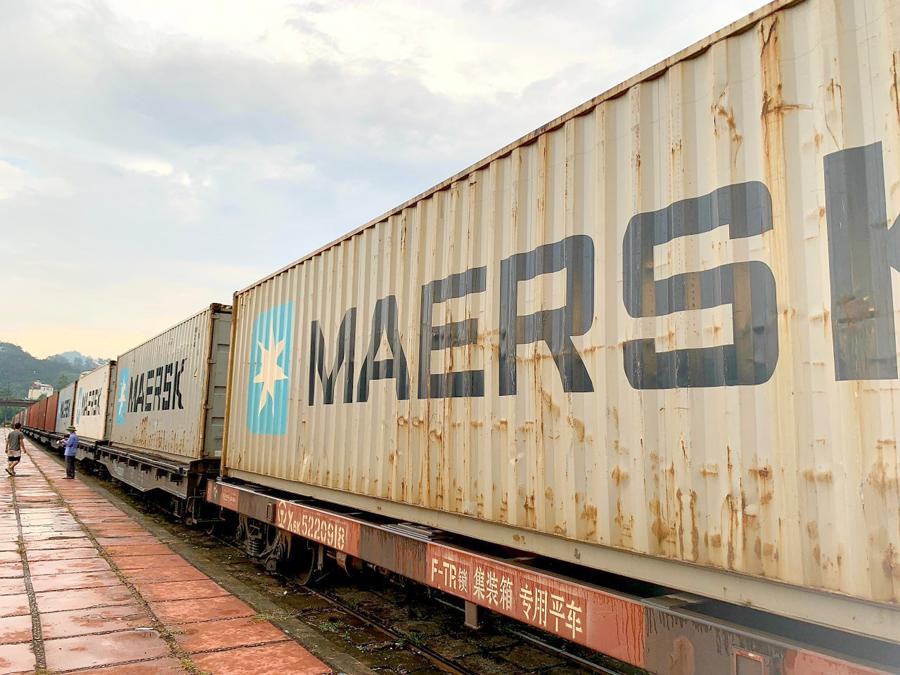 Sau khi tới ga Đồng Đăng và hoàn thành thủ tục xuất khẩu, đoàn tàu sẽ đổi sang đầu máy của Trung Quốc để tiếp tục hành trình tới biên giới quốc gia tiếp theo. Sau khi tới ga Đồng Đăng và hoàn thành thủ tục xuất khẩu, đoàn tàu sẽ đổi sang đầu máy của Trung Quốc để tiếp tục hành trình tới biên giới quốc gia tiếp theo.