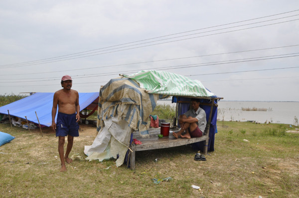 Nhà ông Phan Văn Thâu ở xã Thường Thới Hậu A, huyện Hồng Ngự bị ngập, nên ông phải chạy lũ qua tận xã Bình Thạnh (Tân Hồng, Đồng Tháp) mang theo 3.500 con vịt. Ông Thâu nói: “Vịt cũng phải chạy lũ, nước ngập trắng đồng như thế, lấy đâu chỗ cho vịt ăn. Hiện mỗi ngày phải chi sáu bao lúa cho vịt ăn, lỗ khoảng ba triệu đồng ngày đêm vì nuôi vịt”. Ông Phan Văn Thâu ở xã Thường Thới Hậu A, huyện Hồng Ngự nhà bị ngập ông phải chạy lũ qua tận xã Bình Thạnh (Tân Hồng, đồng Tháp) mang theo 3.500 con vịt. Ông Thâu nói: “Vịt cũng phải chạy lũ, nước ngập hết trắng đồng như thế lấy đâu chỗ cho vịt ăn. Hiện mỗi ngày phải chi 6 bao lúa cho vịt ăn, lỗ khoảng 3 triệu đồng ngày đêm vì nuôi vịt”