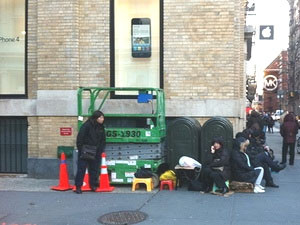 Người Trung Quốc xếp hàng mua iPad 2 ở Mỹ. Ảnh: Flickr