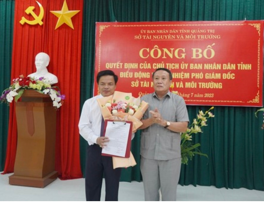 Phó Chủ tịch Thường trực UBND tỉnh Quảng Trị Hà Sỹ Đồng (phải) trao quyết định, tặng hoa chúc mừng tân Phó Giám đốc Sở TN&amp;MT Quảng Trị Đặng Trọng Vân.