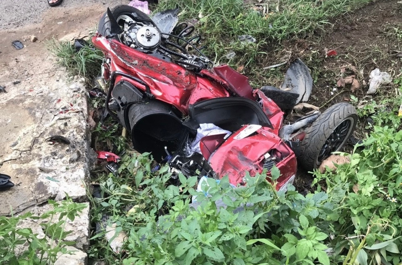 Chiếc xe của nạn nhân Lê Thị P. A. vỡ nát sau vụ tai nạn. Ảnh: CA