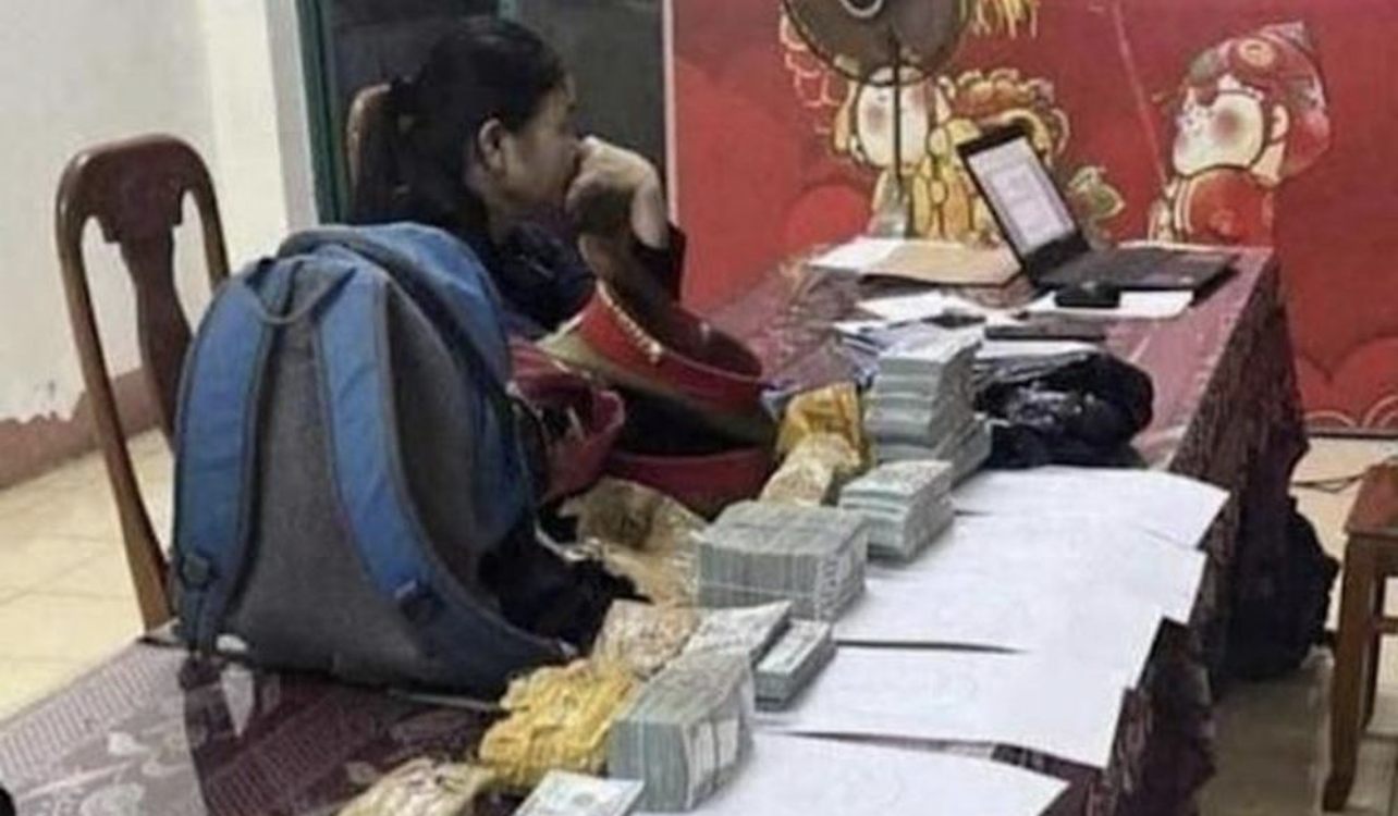 Nguyễn Thị Loan cùng số ngoại tệ bị phát hiện. Ảnh: CA