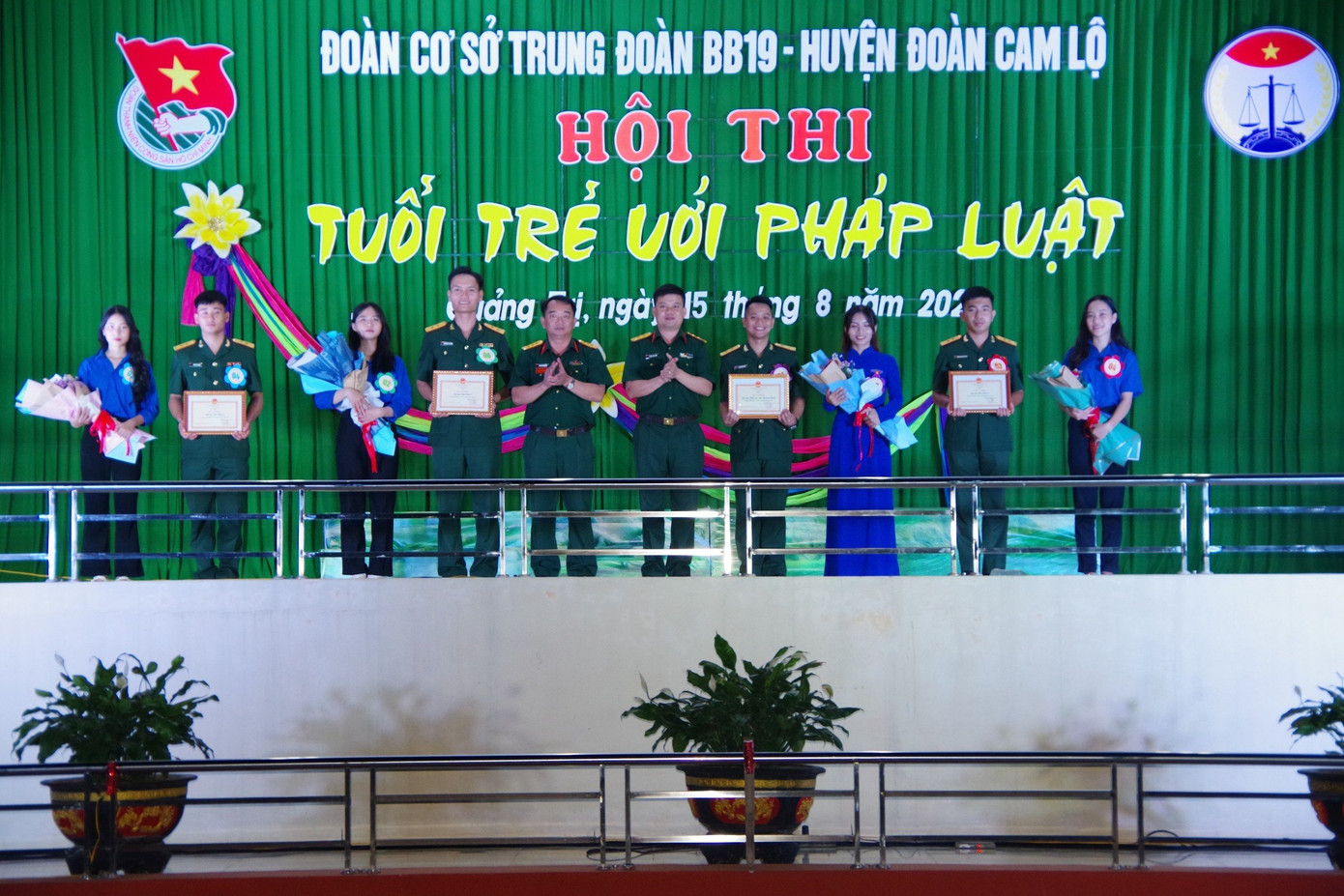 Ban tổ chức đã trao giải Nhất cho Khối Chi đoàn các đại đội trực thuộc và đơn vị kết nghĩa; giải Nhì cho Liên Chi đoàn Tiểu đoàn 4 và đơn vị kết nghĩa; 2 giải Ba cho Liên Chi đoàn Tiểu đoàn 5 và Liên Chi đoàn Tiểu đoàn 6 và đơn vị kết nghĩa. Ảnh: Thanh Hải