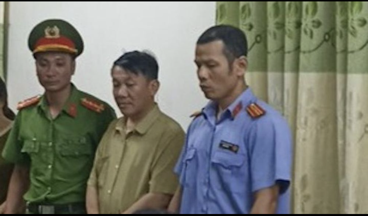 Ông Hoàng Công Thành (giữa) tại cơ quan Công an. Ảnh: CA Ông Hoàng Công Thành (giữa) tại cơ quan Công an. Ảnh: CA