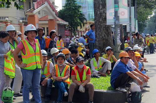 Các công nhân đang thi công đã tháo chạy khi tòa nhà phát hỏa. Ảnh: An Nhơn