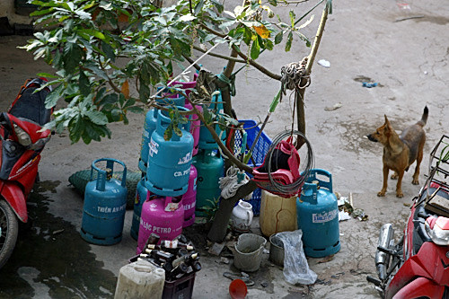  Những bình ga được tận dụng làm hàn xì. Tuy nhiên, sẽ rất nguy hiểm nếu bình ga rò rỉ và không may phát nổ