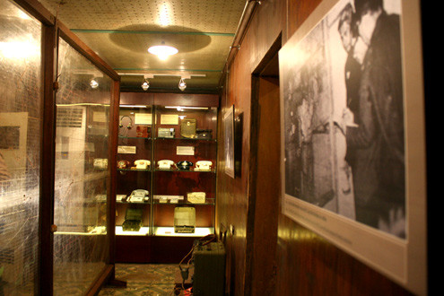 Trong phòng cũng trưng bày những bức ảnh của các cán bộ trung ương đang trực tiếp chỉ huy chiến đấu, cùng nhiều vật dụng, đồ dùng, trang thiết bị tác chiến.... Trong phòng cũng trưng bày những bức ảnh của các cán bộ trung ương đang trực tiếp chỉ huy chiến đấu, cùng nhiều vật dụng, đồ dùng, trang thiết bị tác chiến...