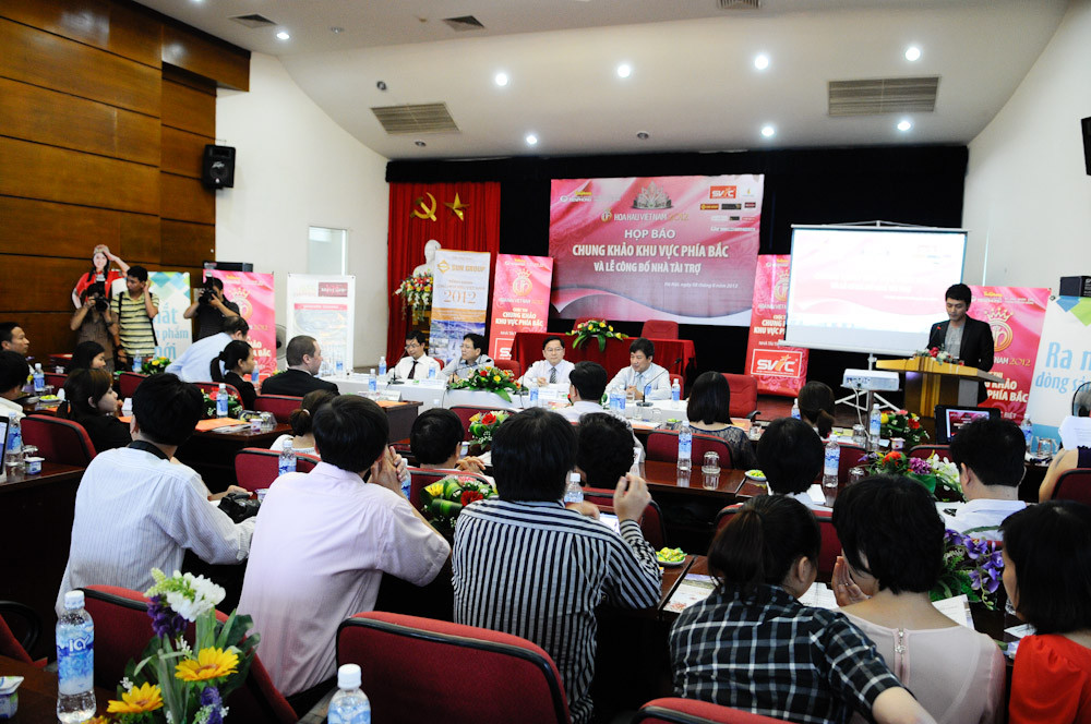 Họp báo thu hút sự quan tâm đặc biệt của các cơ quan truyền thông. Họp báo thu hút sự quan tâm đặc biệt của các cơ quan truyền thông