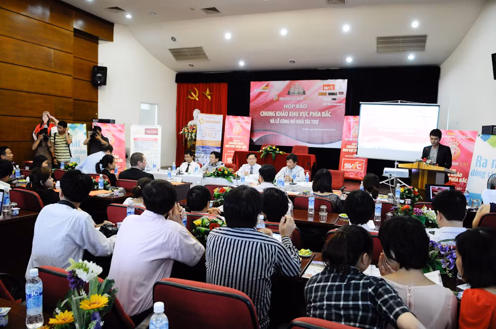 Họp báo thu hút sự quan tâm đặc biệt của các cơ quan truyền thông. Họp báo thu hút sự quan tâm đặc biệt của các cơ quan truyền thông
