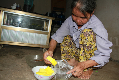 Đích kiên quyết không cho chụp ảnh bữa cơm của gia đình. Có lẽ, Đích xấu hổ khi bữa cơm quá đạm bạc. Ảnh: Trường Phong