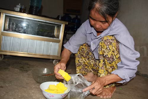 Đích kiên quyết không cho chụp ảnh bữa cơm của gia đình. Có lẽ, Đích xấu hổ khi bữa cơm quá đạm bạc. Ảnh: Trường Phong