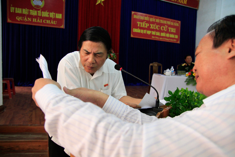 4 – Ông Lê Anh – Chủ tịch quận hải châu trình giấy tờ, bản đồ con đường bị nắn cong cho ông Thanh