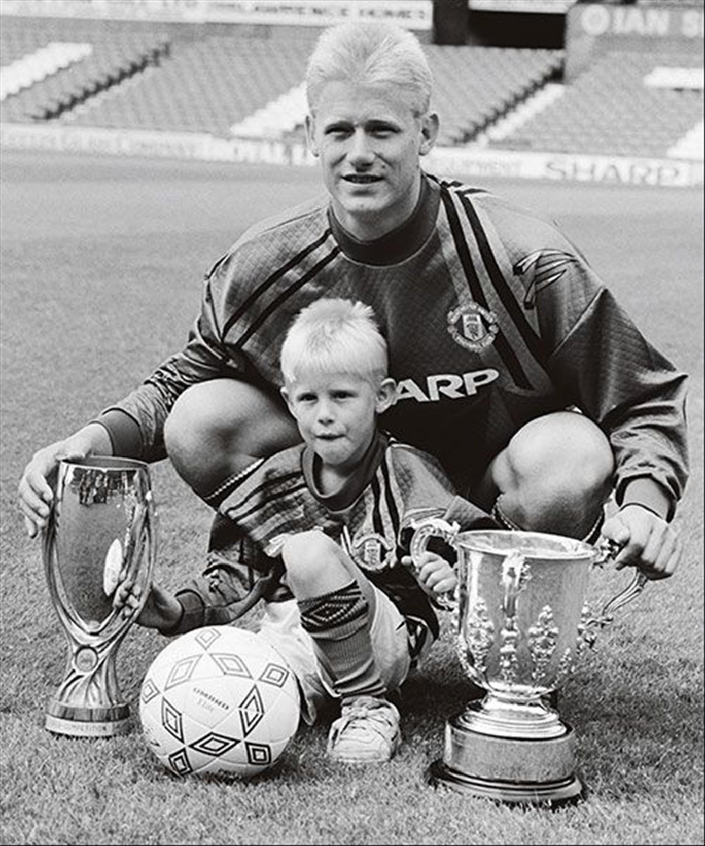 Cha con nhà Schmeichel bên chiếc cúp vô địch EURO và Premier League năm 1992
