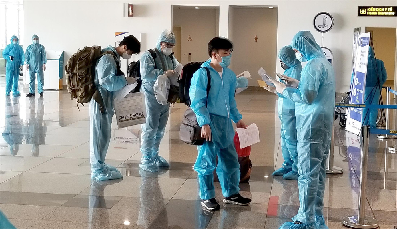 Những hành khách trên chuyến bay thương mại quốc tế đầu tiên thí điểm tháng 9/2020 nhập cảnh vào Việt Nam. Ảnh: Phạm Thanh Những hành khách trên chuyến bay thương mại quốc tế đầu tiên thí điểm tháng 9/2020 nhập cảnh vào Việt Nam. Ảnh: Phạm Thanh
