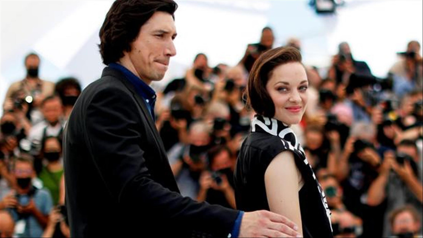 Adam Driver và Marion Cotillard được chào đón nồng nhiệt với phim mở màn “Annette”