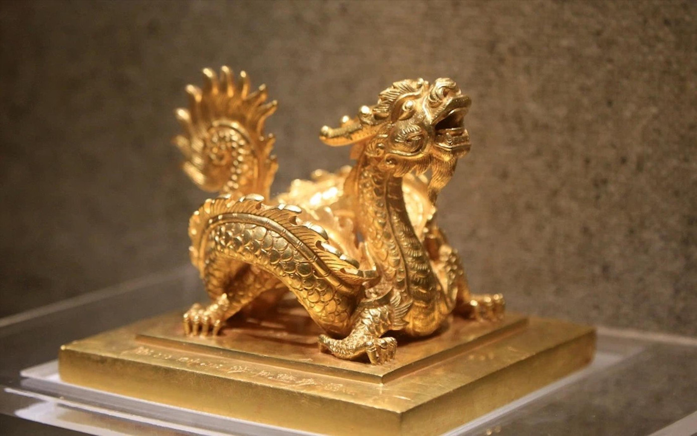 Chiếc ấn vàng “Sắc Mệnh Chi Bảo” bằng vàng 10 nặng 8,3kg, có niên đại vào năm 1827 dưới thời vua Minh Mệnh thứ 8. Báu vật quý được trưng bày trên online