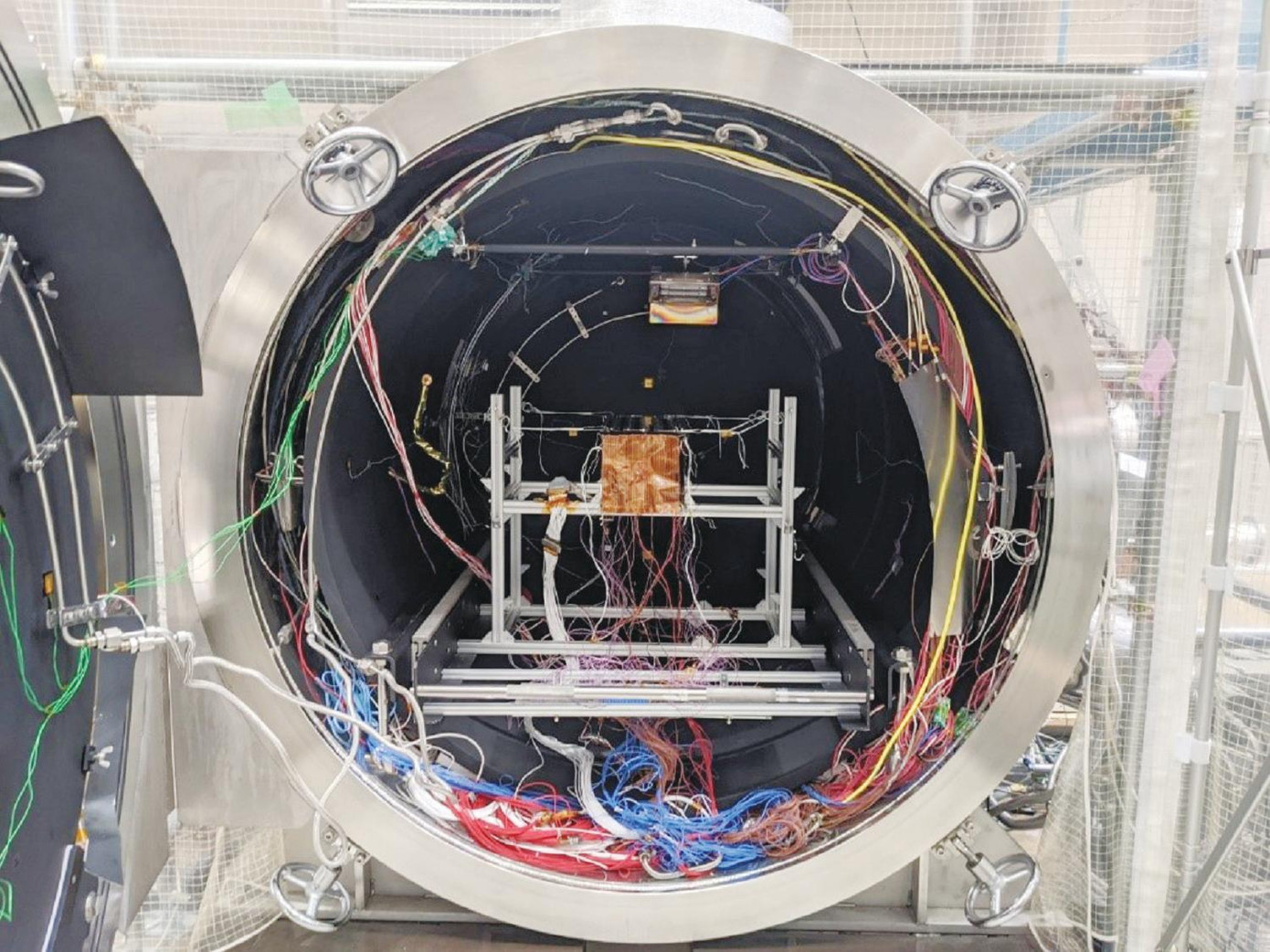 Vệ tinh NanoDragon trong buồng thử nghiệm Nhiệt chân không tại Nhật Bản. Ảnh: VNSC cung cấp Vệ tinh NanoDragon trong buồng thử nghiệm Nhiệt chân không tại Nhật Bản. Ảnh: VNSC cung cấp