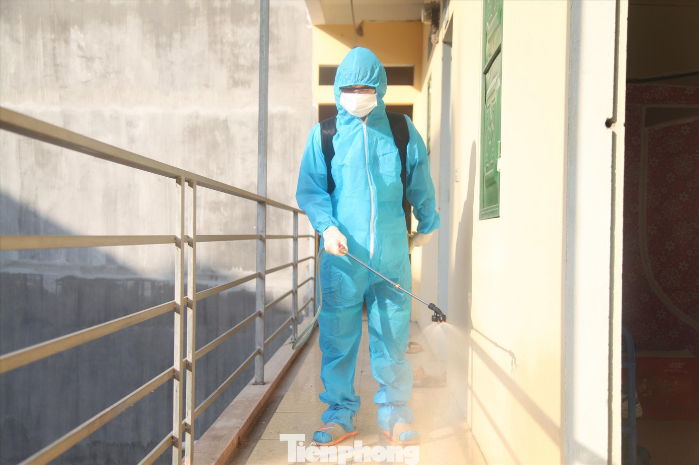 Anh Hoàng Công Thuần, thành viên tổ thanh niên tình nguyện thôn Núi Hiểu phun khử khuẩn phòng trọ giúp người dân