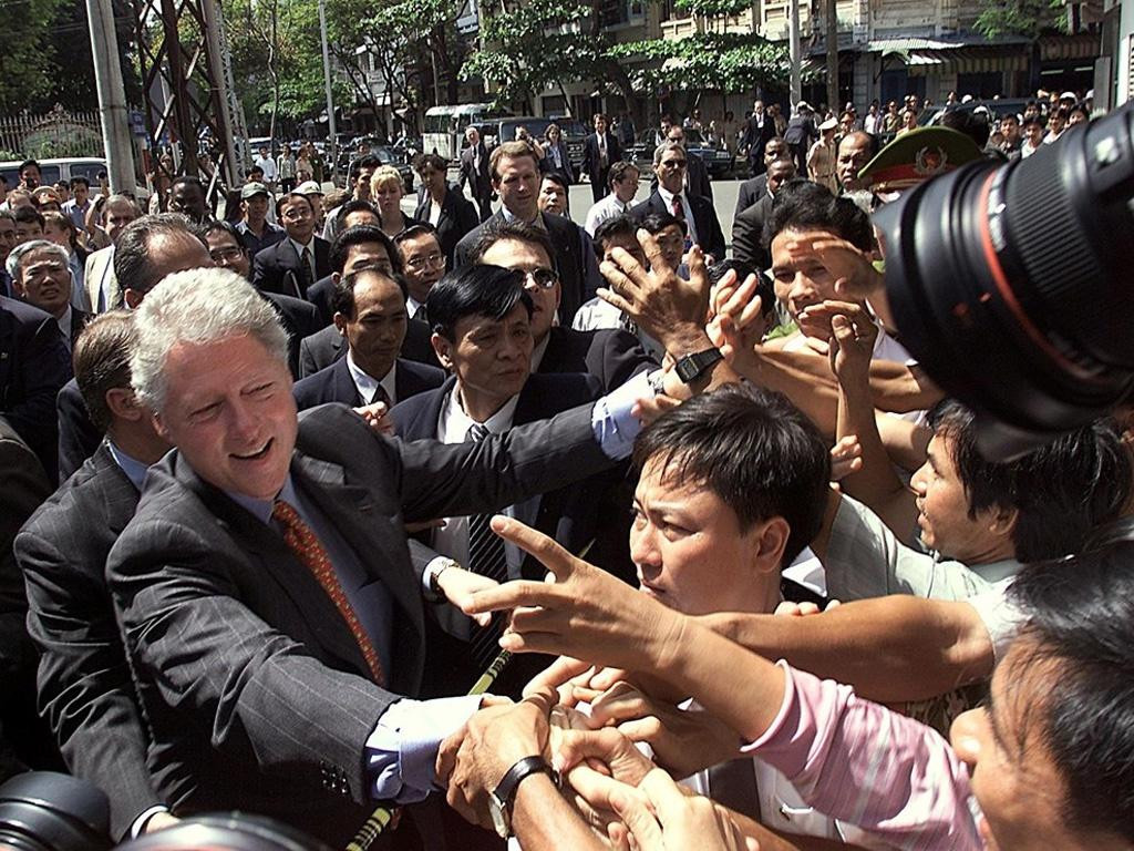 Chuyến thăm Việt Nam của Tổng thống Mỹ Clinton diễn ra từ ngày 16 - 19/11/2000. Đây là Tổng thống Mỹ đầu tiên đến Việt Nam sau bình thường hóa. Ảnh: A.P