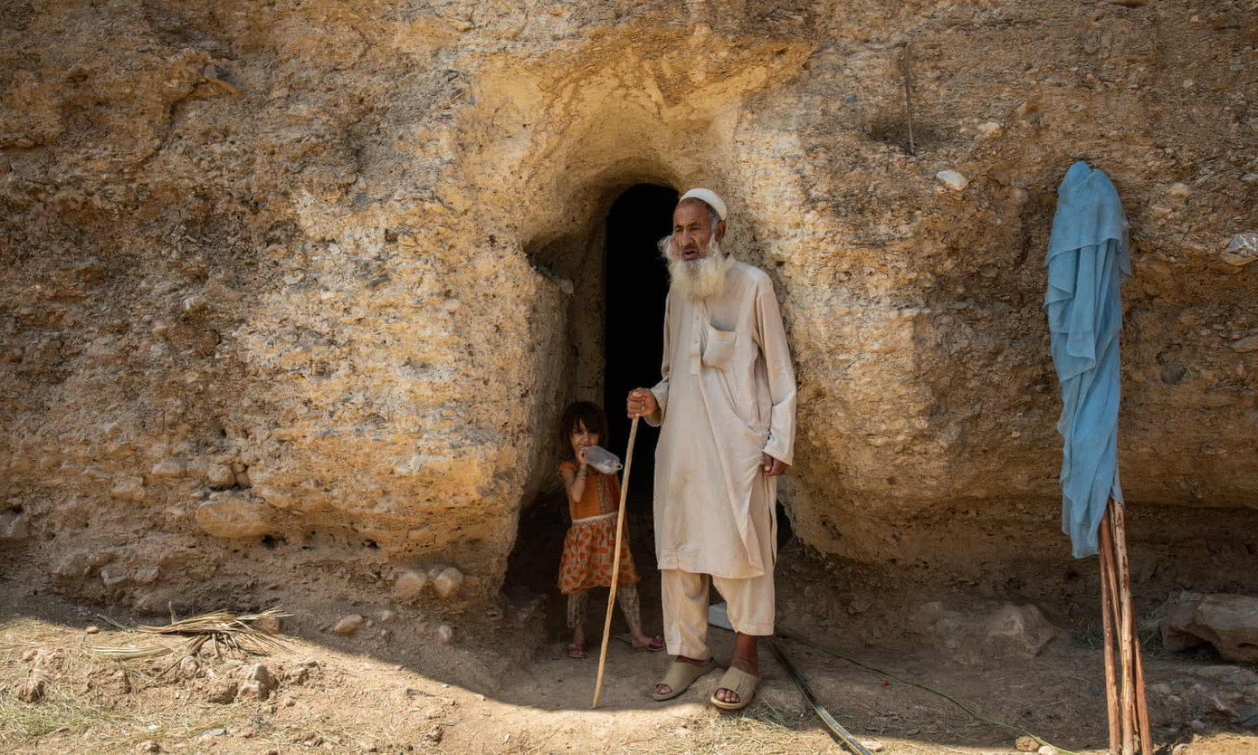 Ông Shah Mast trước cửa hang của ông Ông Shah Mast trước cửa hang của ông