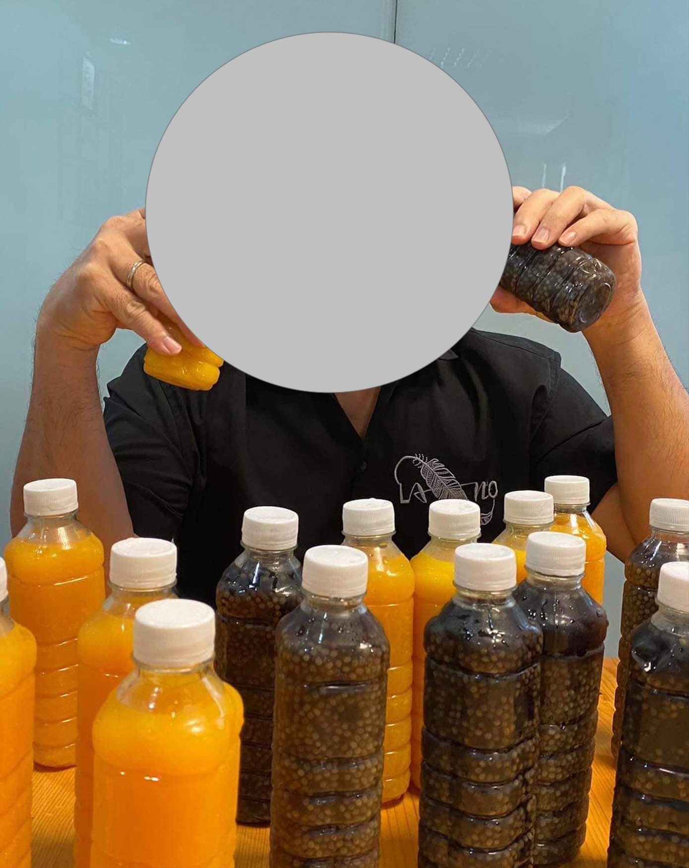 Một nghệ sỹ đang bán hàng online. Trong đại dịch, họ phải tự xoay xở vượt khó