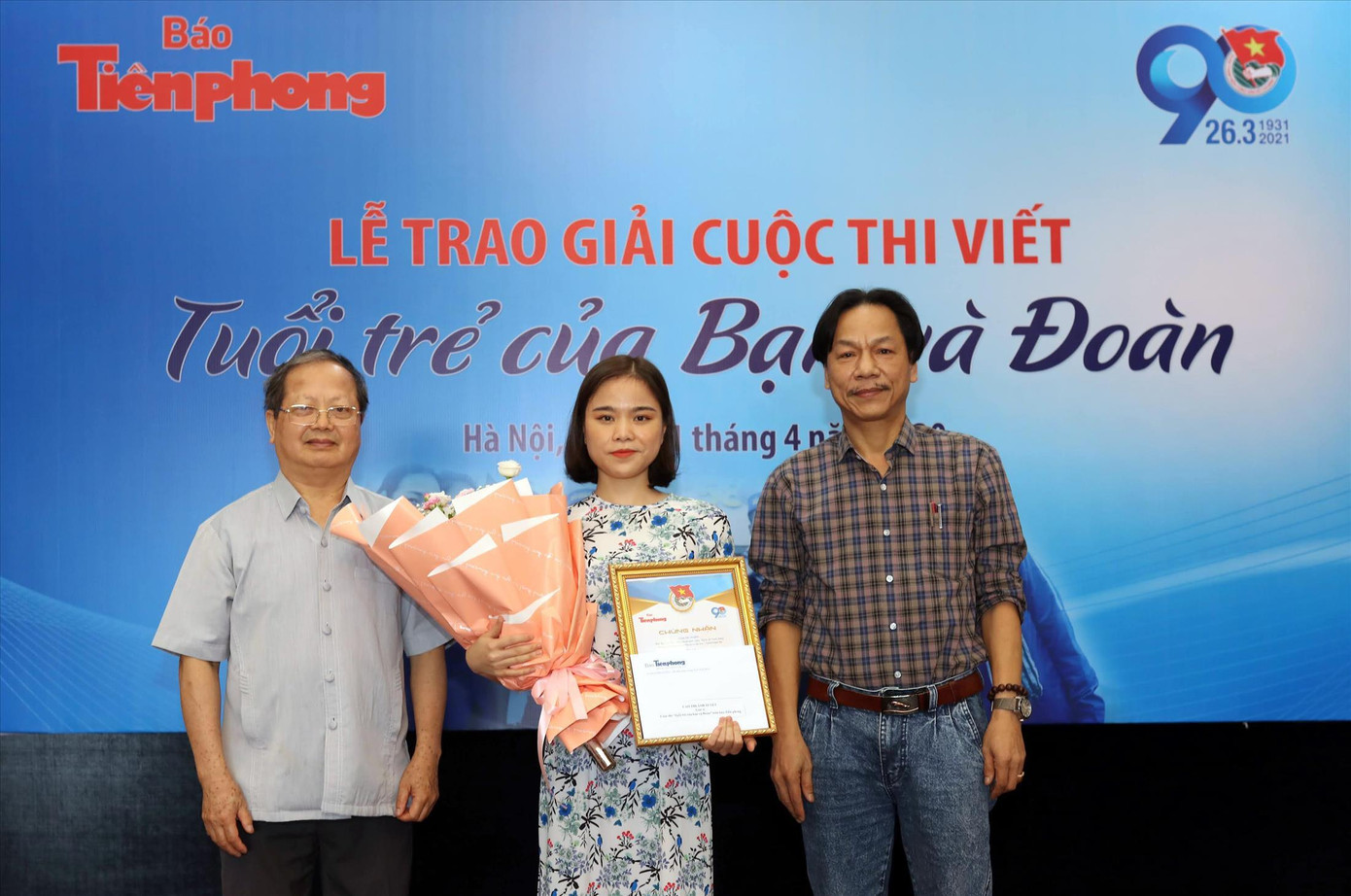 Ông Hà Quang Dự và nhà báo Lê Minh Toản trao giải A cho tác giả Cao Thị Ánh Tuyết. Ảnh: Như Ý