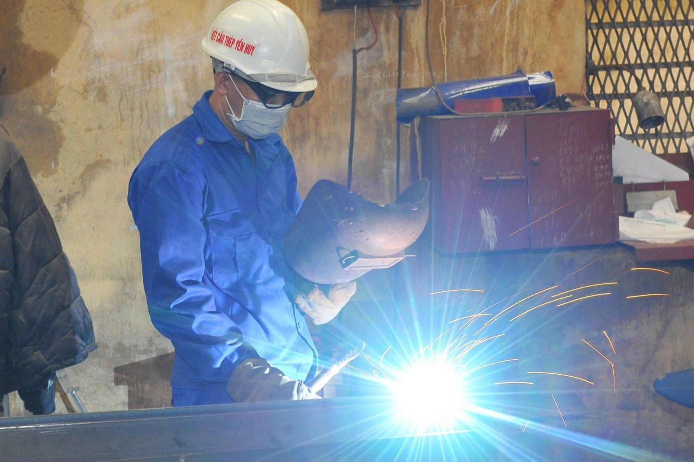 Công nhân một doanh nghiệp chế tạo kết cấu thép xây dựng tại quận Dương Kinh, TP Hải Phòng. Ảnh: Phan Tuấn