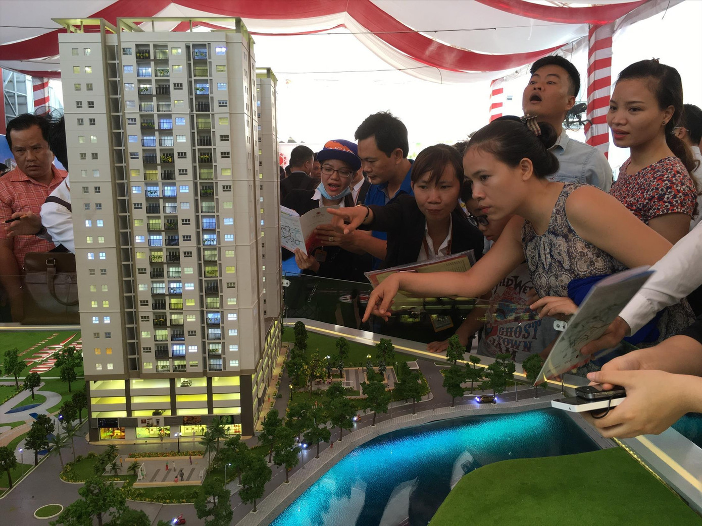 Giá đất tăng sẽ khiến giá thành căn hộ tăng, việc sở hữu nhà càng xa tầm tay với người thu nhập trung bình. Ảnh: D.Quang