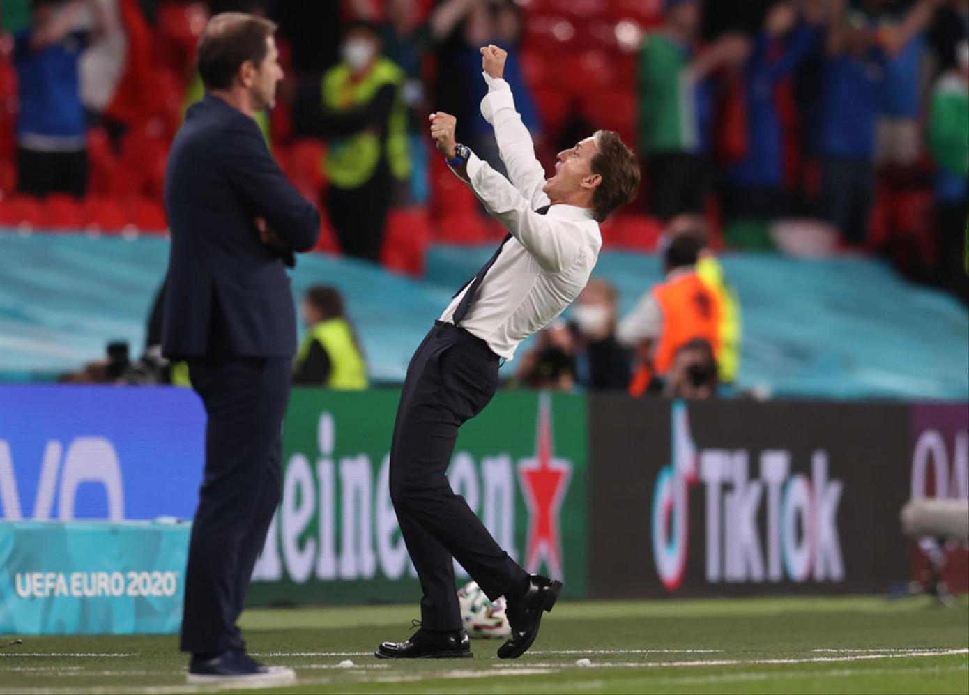 HLV Mancini ăn mừng bàn thắng của tuyển Ý sau những thay đổi nhân sự và chiến thuật hợp lý