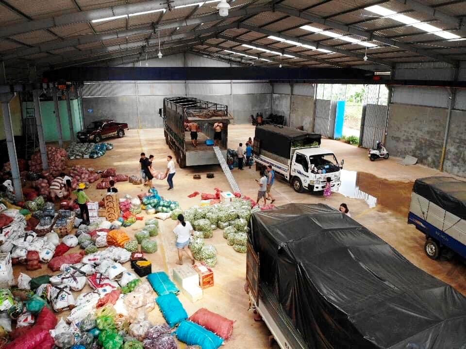 Các tình nguyện viên tập kết hàng hóa lên những “Chuyến xe 0 đồng”