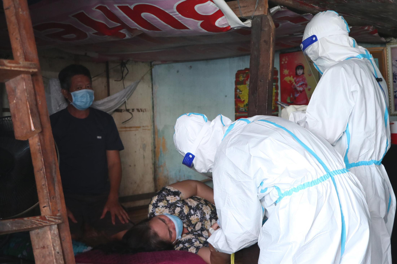 Sang và Minh trực tiếp cấp cứu F0 nguy kịch tại nhà