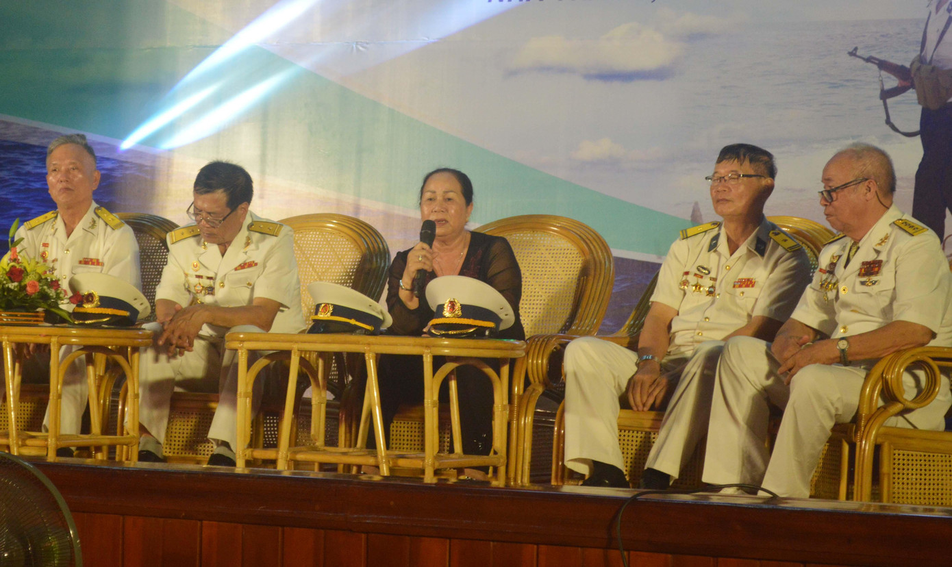 Bà Phạm Thị Hường (giữa) cùng các cựu chiến binh tàu C235 nói chuyện với tuổi trẻ Học viện Hải quân tại cuộc tri ân về chiến công của tàu C235 do báo Tiền Phong tổ chức năm 2017. Ảnh: Kiến Nghĩa