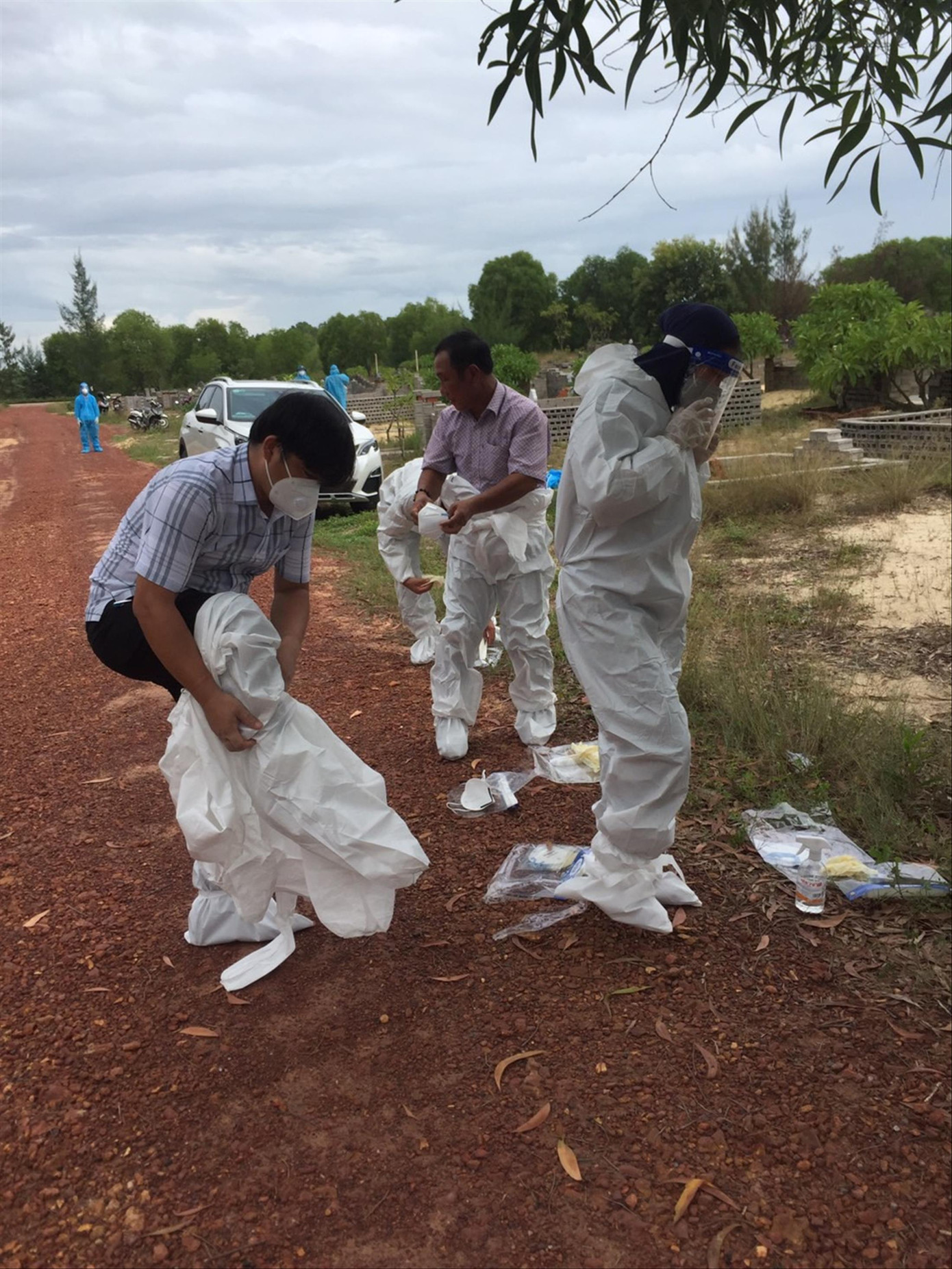 Lãnh đạo hai địa phương trước khi làm nhiệm vụ của một nhà đòn
