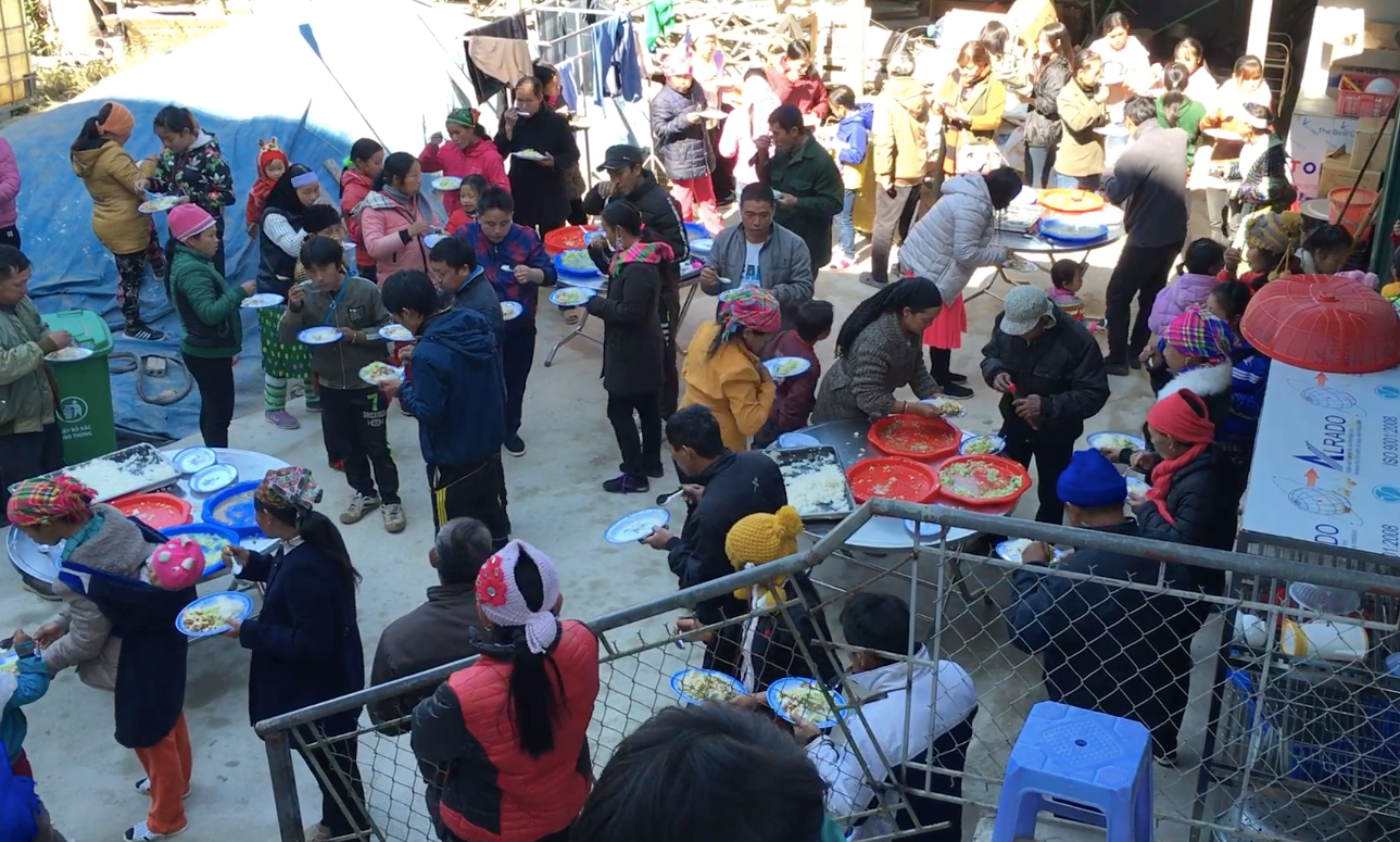 Bữa cơm của phụ huynh và học sinh tá túc tại nhà thờ Nà Phặc. Ảnh: N.T Bữa cơm của phụ huynh và học sinh tá túc tại nhà thờ Nà Phặc. Ảnh: N.T