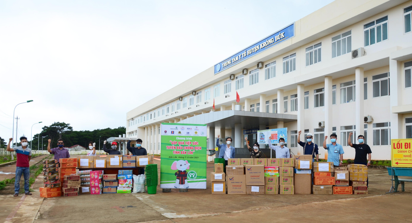 Trao quà chống dịch cho Trung tâm Y tế Krông Buk