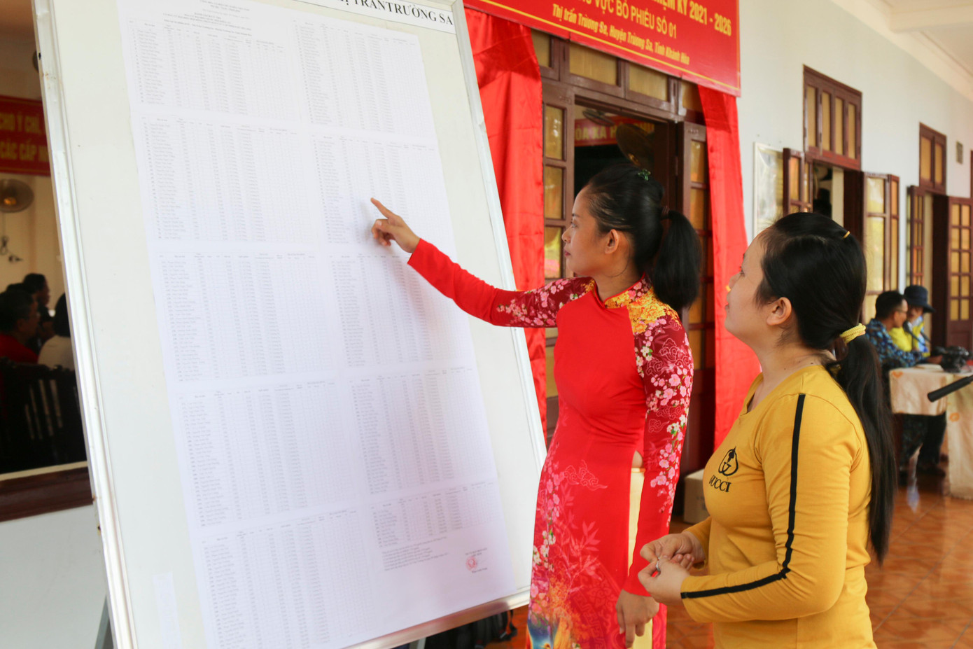 Người dân quần đảo Trường Sa xem niêm yết cử tri và thông tin đại biểu Người dân quần đảo Trường Sa xem niêm yết cử tri và thông tin đại biểu