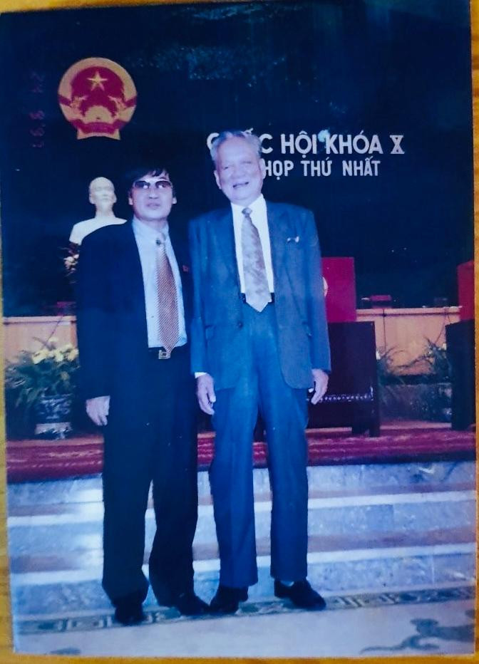 Chủ tịch nước Lê Đức Anh và nhà báo Trần Mai Hạnh tại phiên họp thứ nhất Quốc hội Khóa X (9/1997)