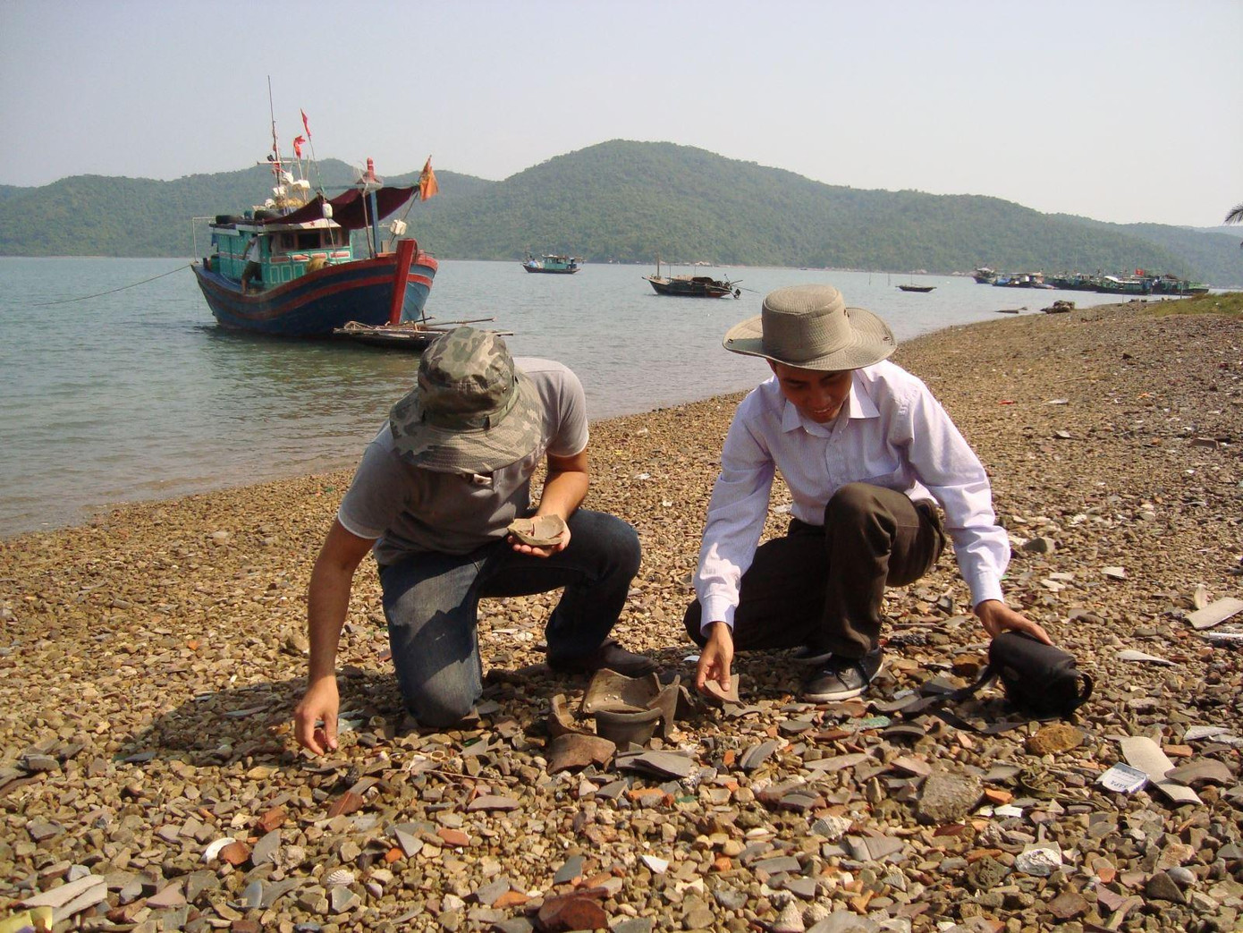 Các nhà khảo cổ thu thập những “mảnh ghép” thời gian của thương cảng Vân Đồn