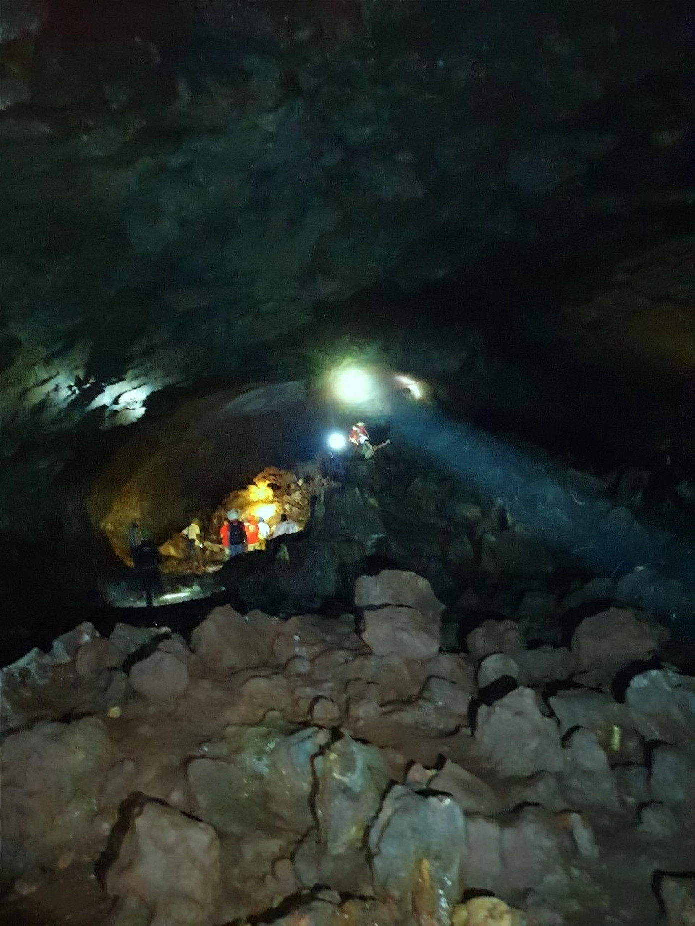 Hang mới phát hiện có chiều dài gần 1 km