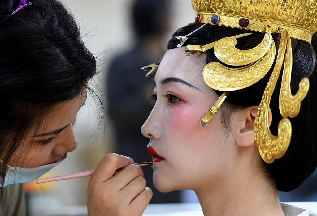 Một Foyuan trang điểm trước khi chụp ảnh khoe lên mạng Một Foyuan trang điểm trước khi chụp ảnh khoe lên mạng