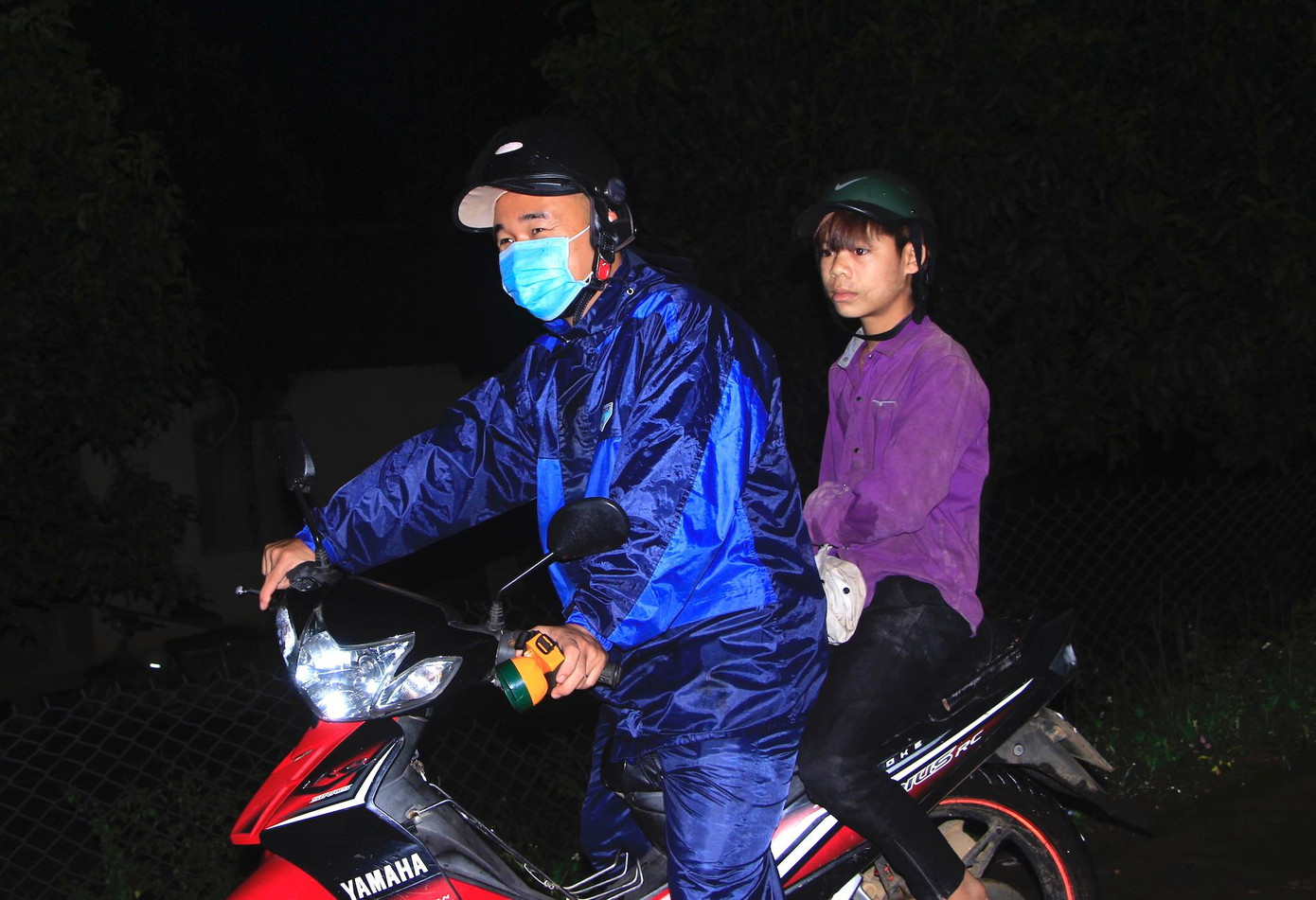 Các thầy giáo chở học sinh đến trường