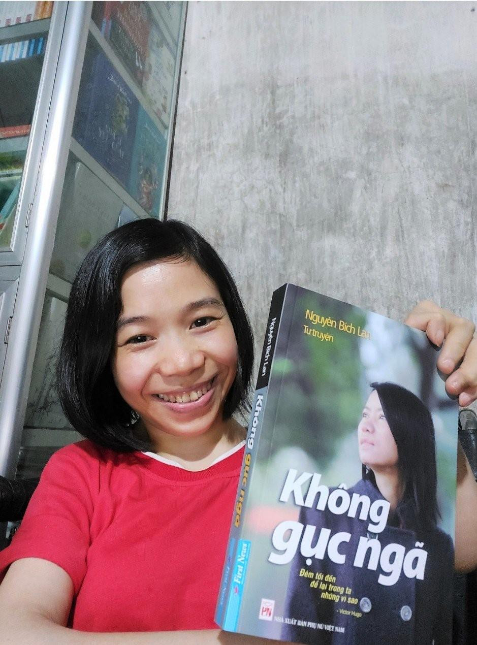 Cô gái tật nguyền Trần Thúy Nga tự nhận mình là người gieo duyên đọc sách Cô gái tật nguyền Trần Thúy Nga tự nhận mình là người gieo duyên đọc sách