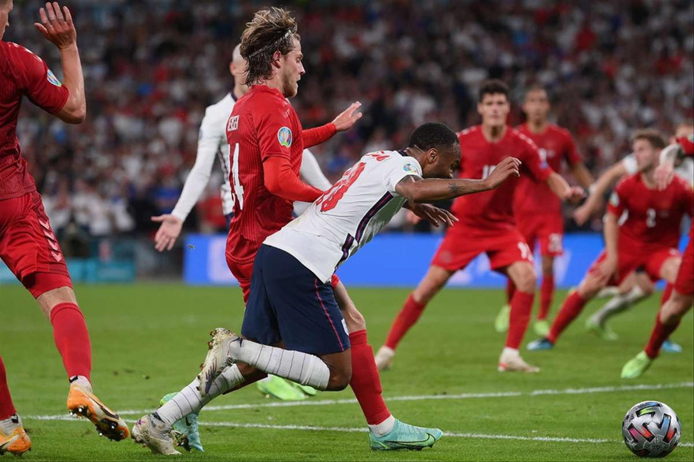 Quả penalty gây tranh cãi của Sterling đã nhấn chìm Đan Mạch