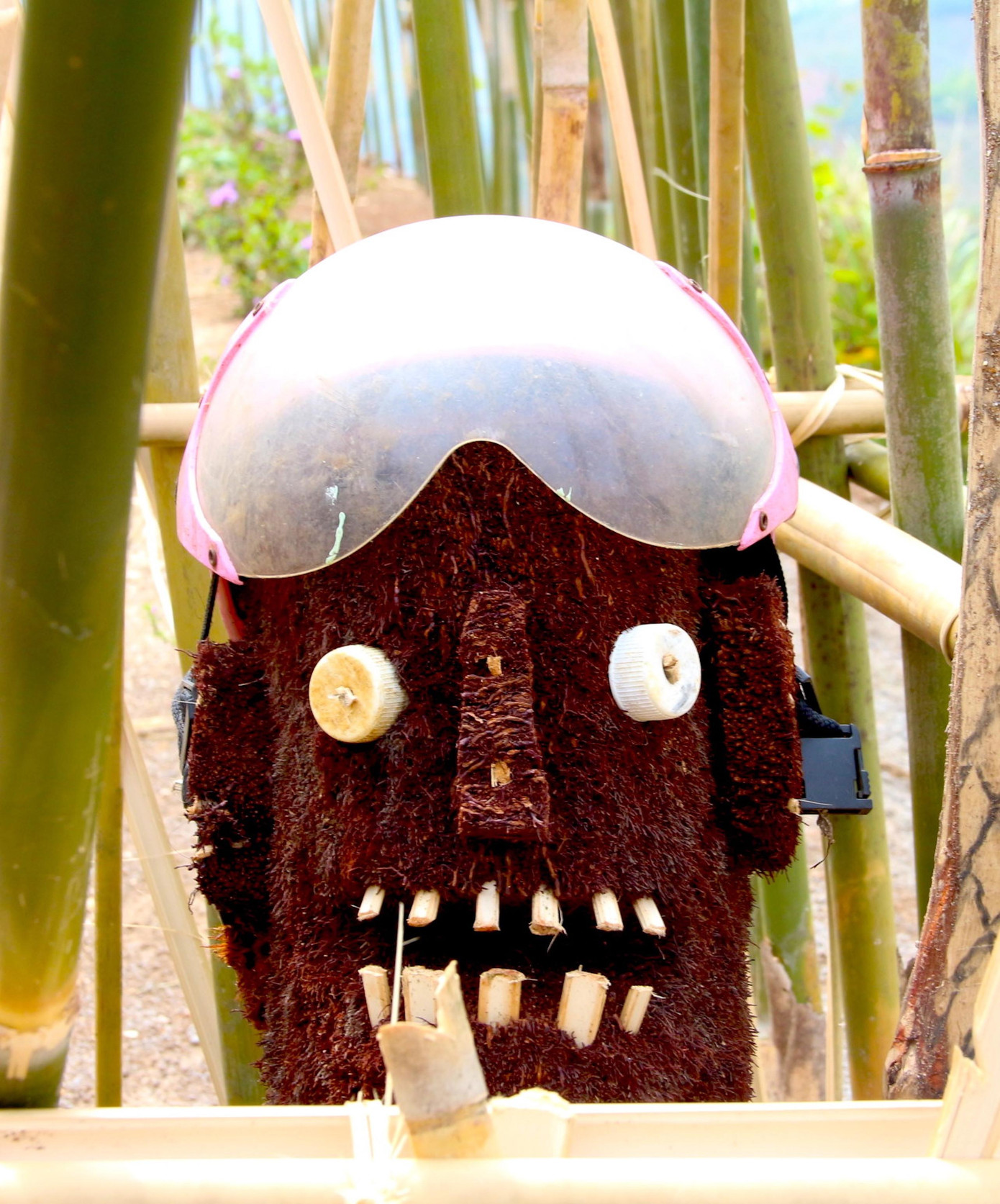 Các bức tượng được dựng trước cổng làng có hình thù dữ tợn