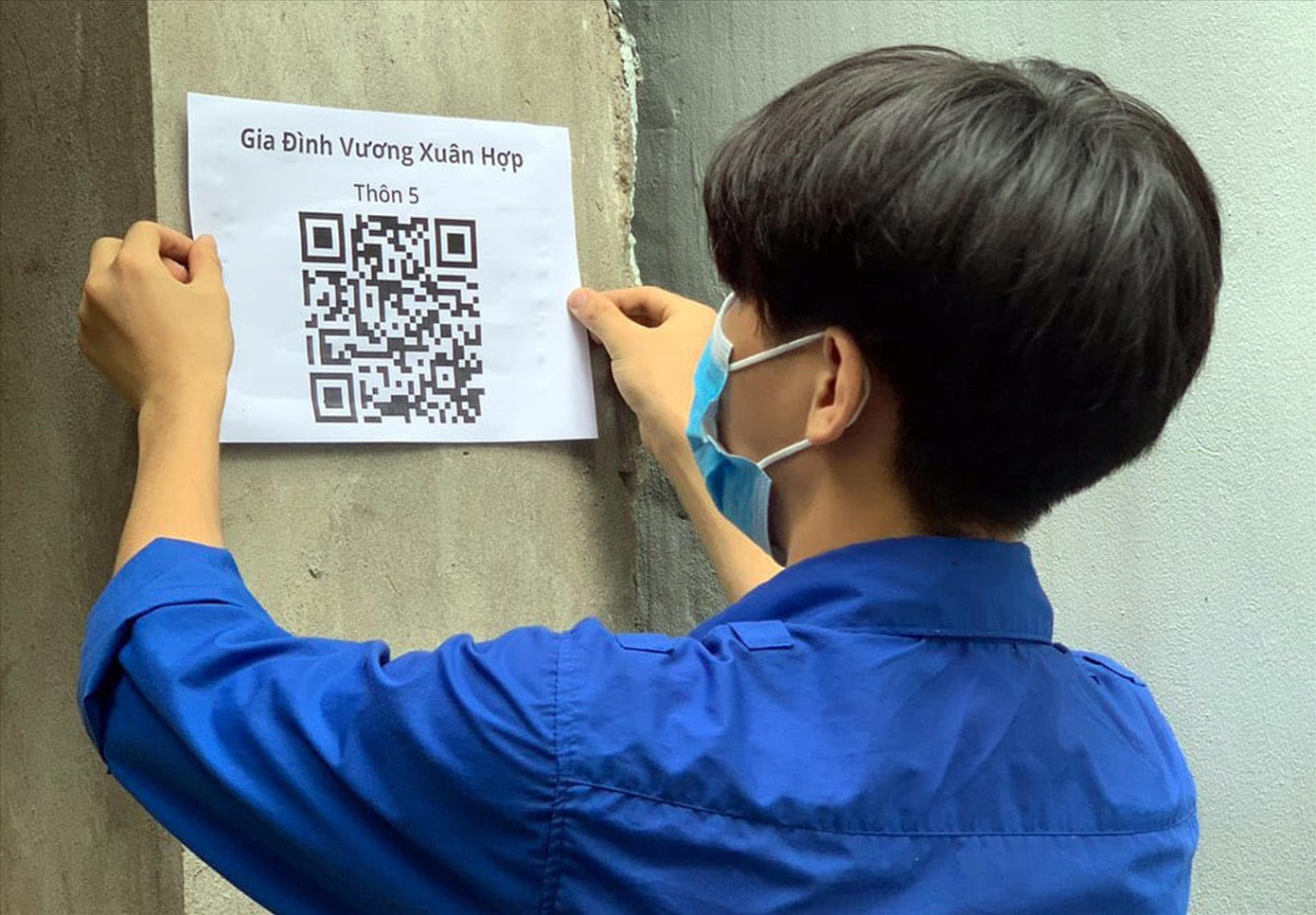 Bạn trẻ xã Sài Sơn, Quốc Oai (Hà Nội) dán mã QR cho hộ dân